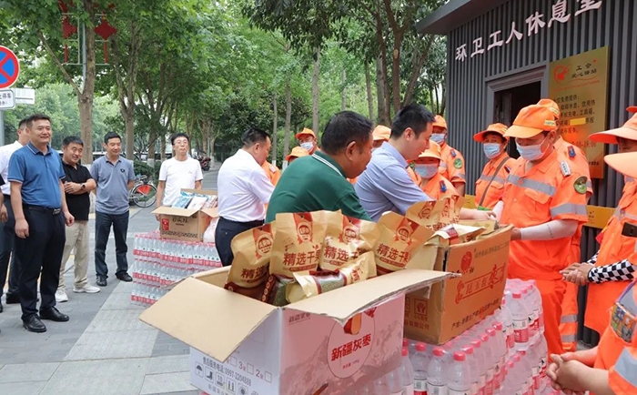 為環(huán)衛(wèi)工人送上溫暖.jpg